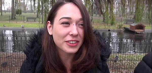  Sophie, jeune et fan de cul, elle veut de la bite